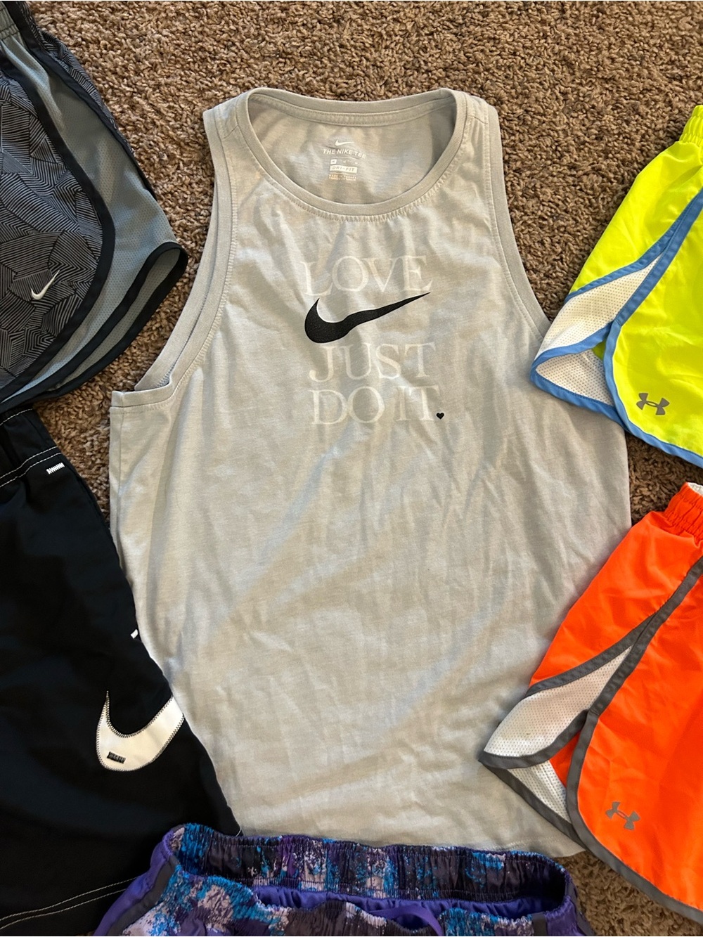 Women’s medium Nike under armour shorts tank athletic lot of 6 - Picture 3 of 5